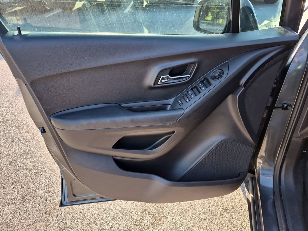 Used 2020 Chevrolet Trax LS w/ Tint and Cruise Package FWD image 17