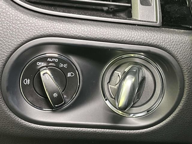 Certified 2025 Porsche Macan AWD/4WD image 38