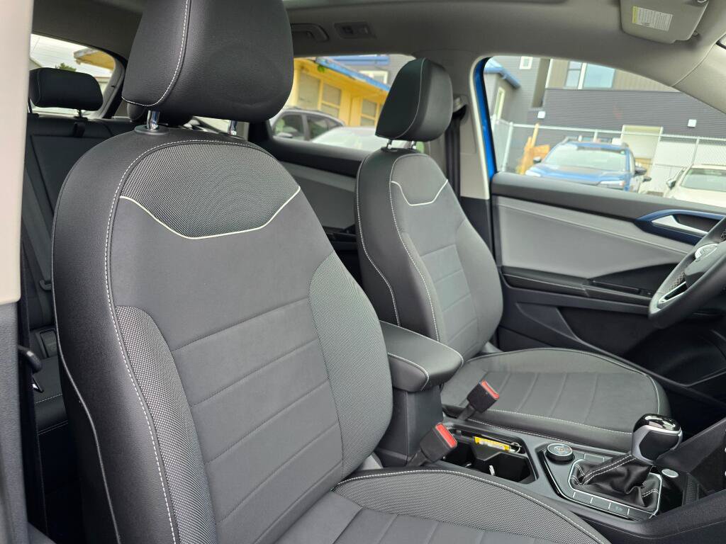 Used 2024 Volkswagen Taos SE w/ Panoramic Sunroof Package AWD/4WD image 11