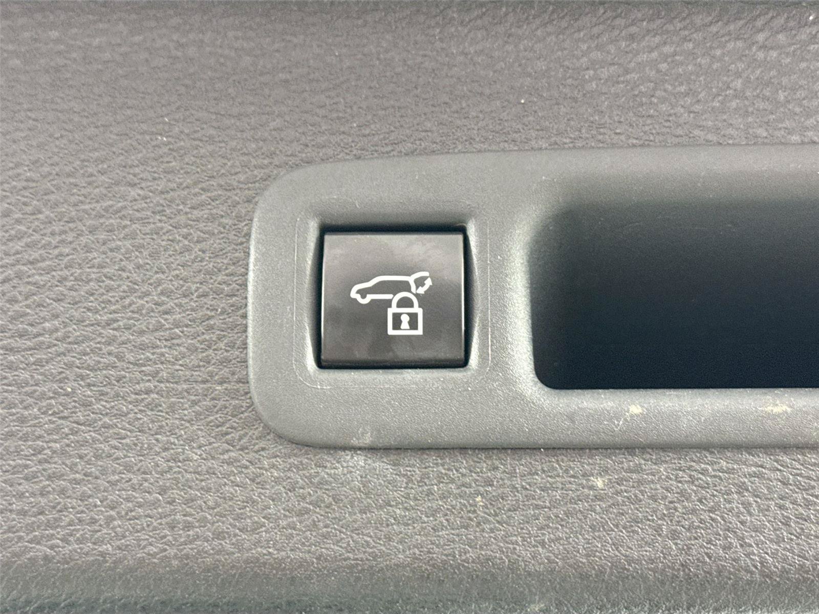 Certified 2025 Toyota Sienna XSE w/ XSE Plus Package FWD image 40