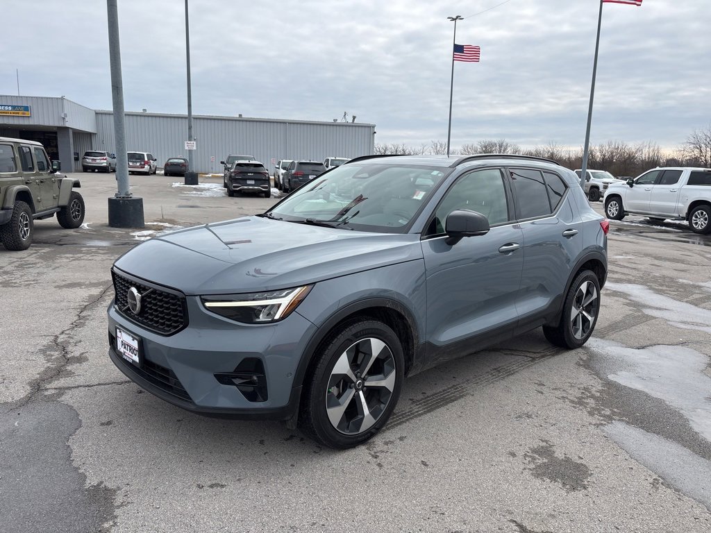 Used 2023 Volvo XC40 B4 Ultimate image 7