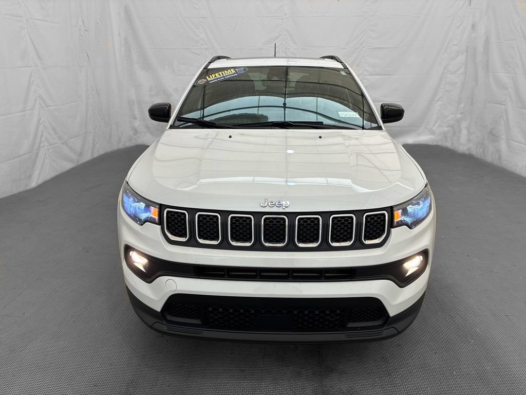 Used 2023 Jeep Compass Latitude w/ Sun and Sound Group AWD/4WD image 2