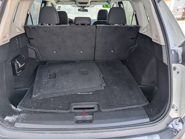 Used 2022 Nissan Rogue SV image 25