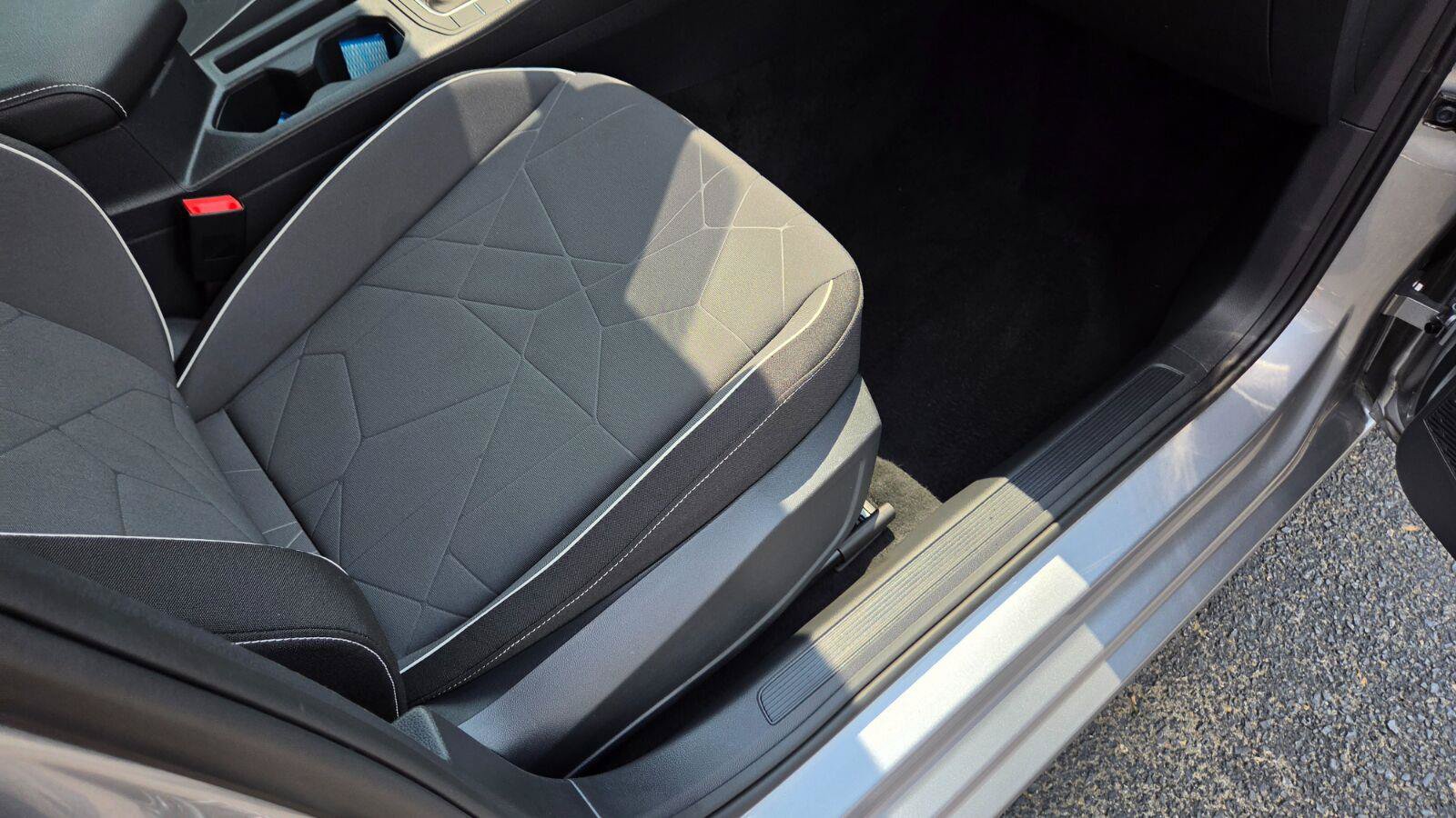 Certified 2025 Volkswagen Jetta Sport FWD image 47