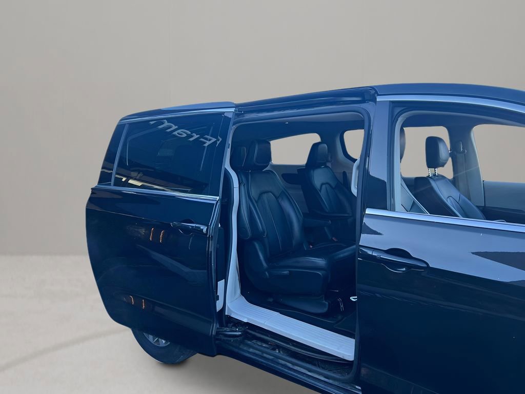 Used 2024 Chrysler Pacifica Select image 24