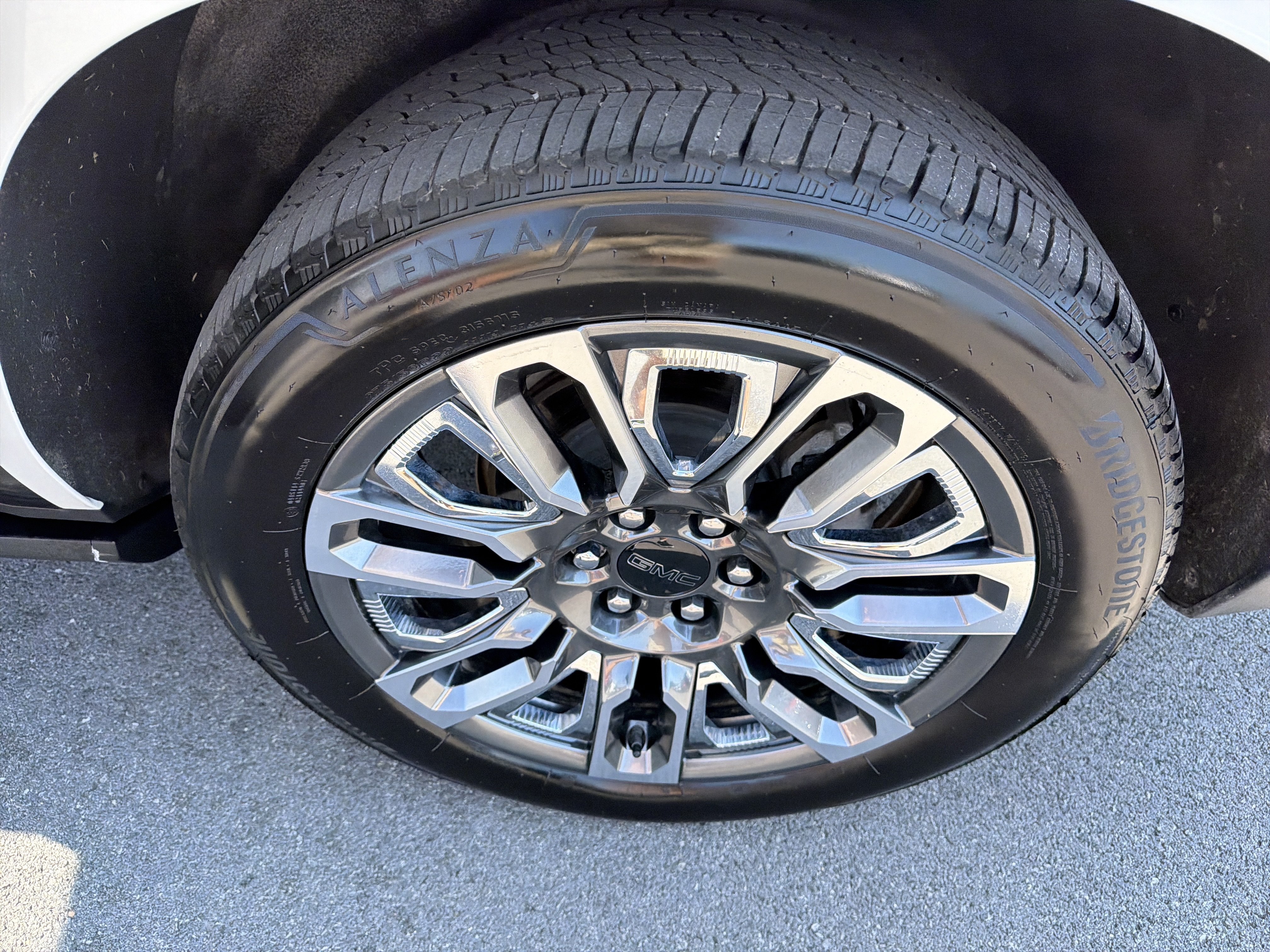 Used 2024 GMC Yukon Denali Ultimate AWD/4WD image 12