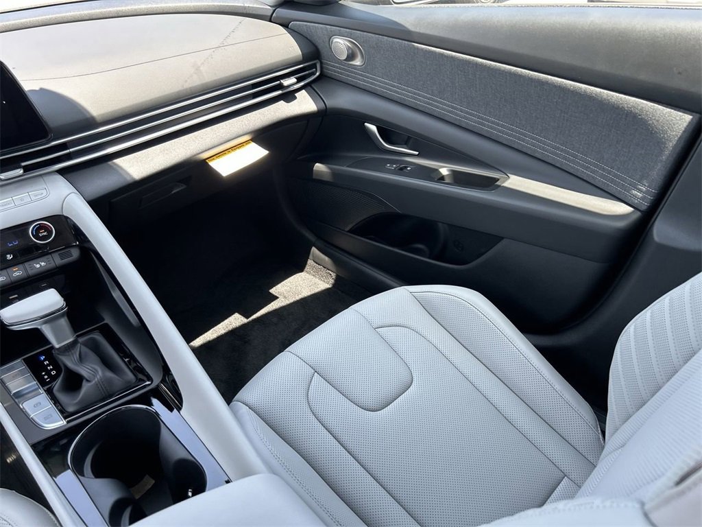 New 2025 Hyundai Elantra Limited image 6