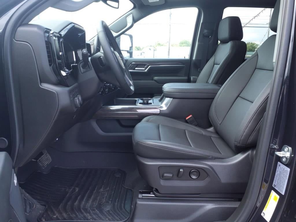 Used 2024 Chevrolet Silverado 2500 LTZ w/ LTZ Convenience Package image 12