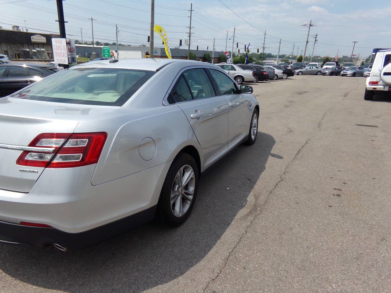 Used 2016 Ford Taurus SE image 36