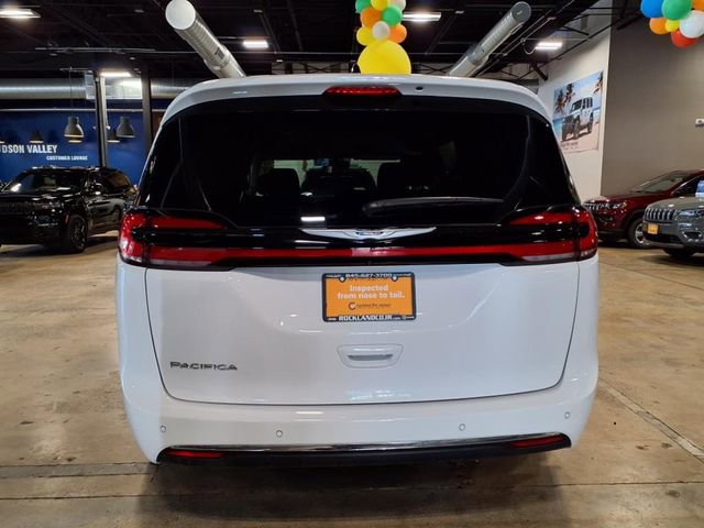 Certified 2024 Chrysler Pacifica Touring-L image 6