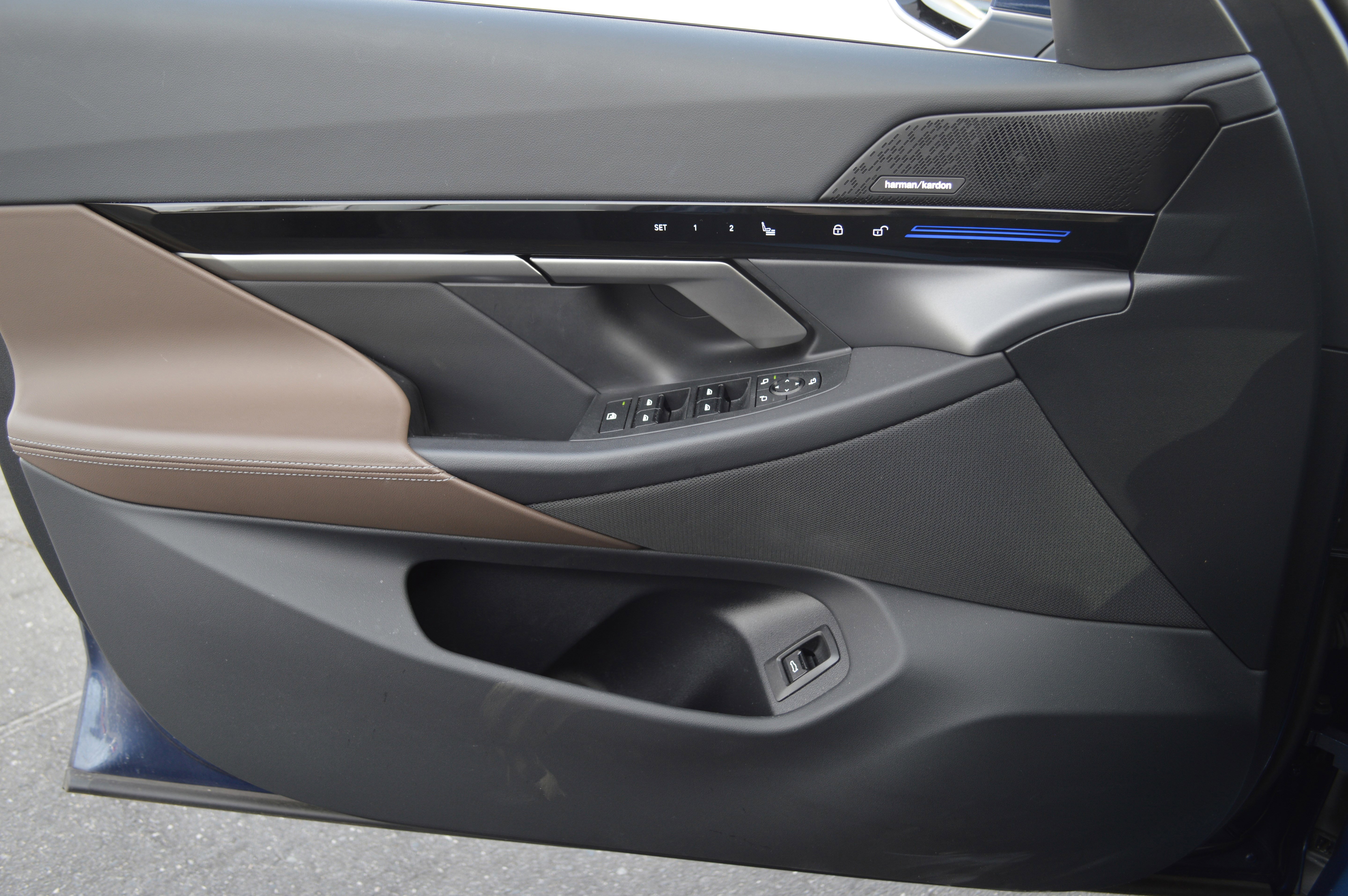 Used 2025 BMW 530i xDrive w/ Premium Package image 13