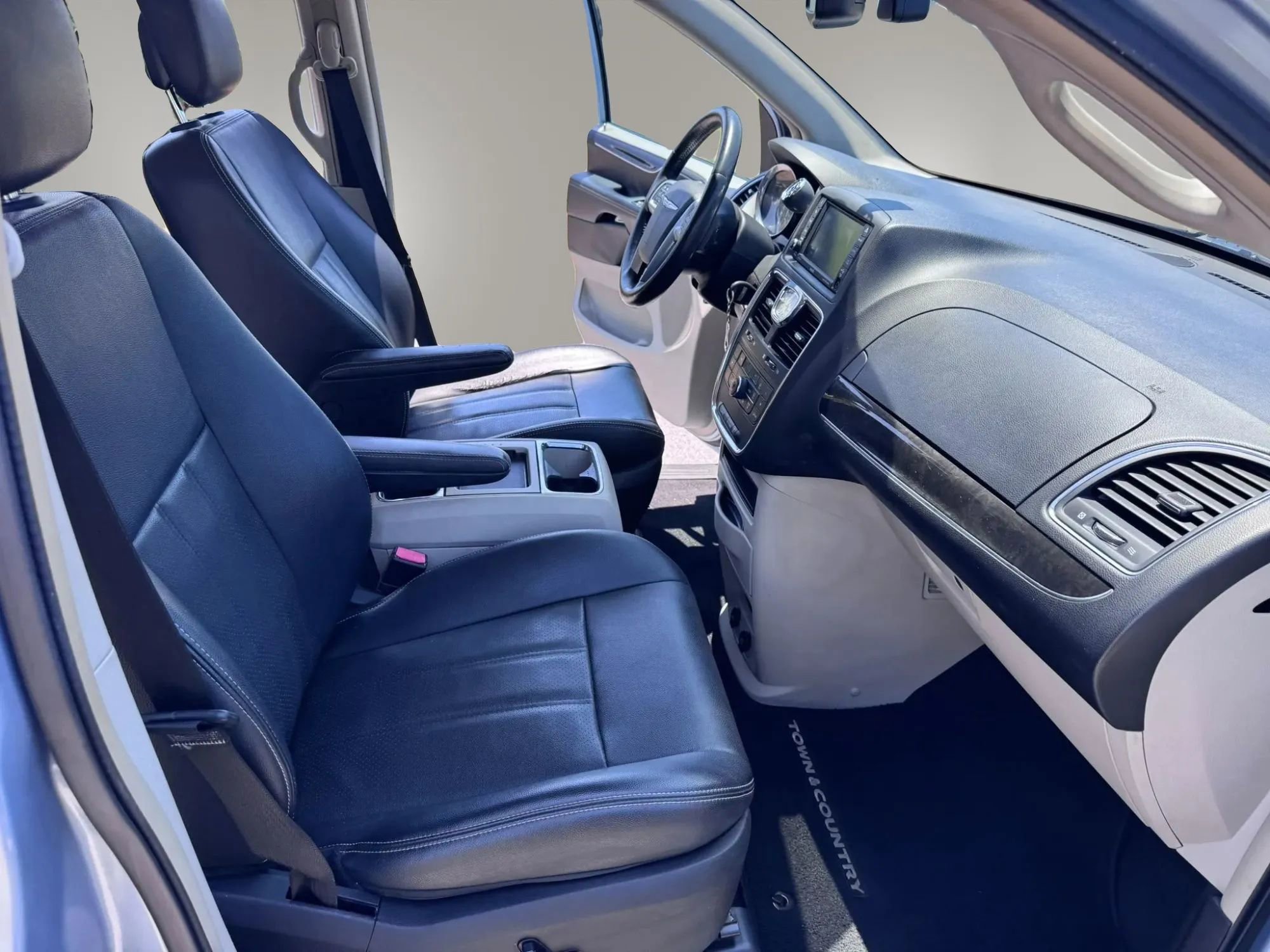 Used 2013 Chrysler Town & Country Touring-L w/ Driver Convenience Group FWD image 10