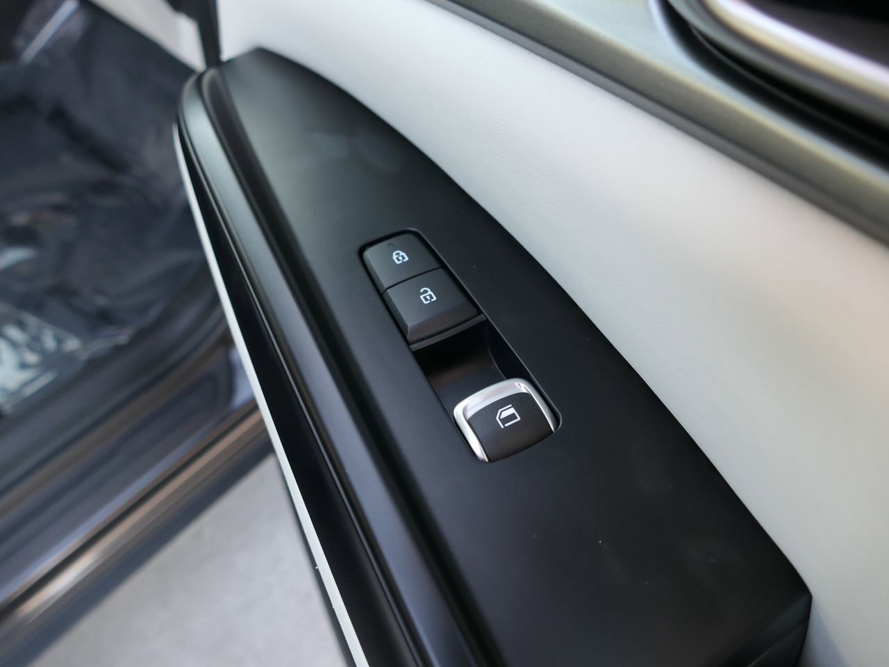 Used 2023 Kia Carnival LX image 27