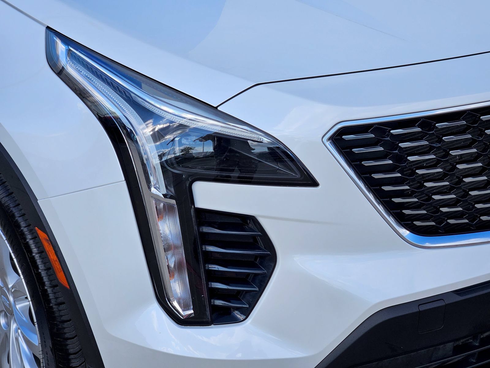 Certified 2023 Cadillac XT4 Luxury w/ Cold Weather Package FWD image 9