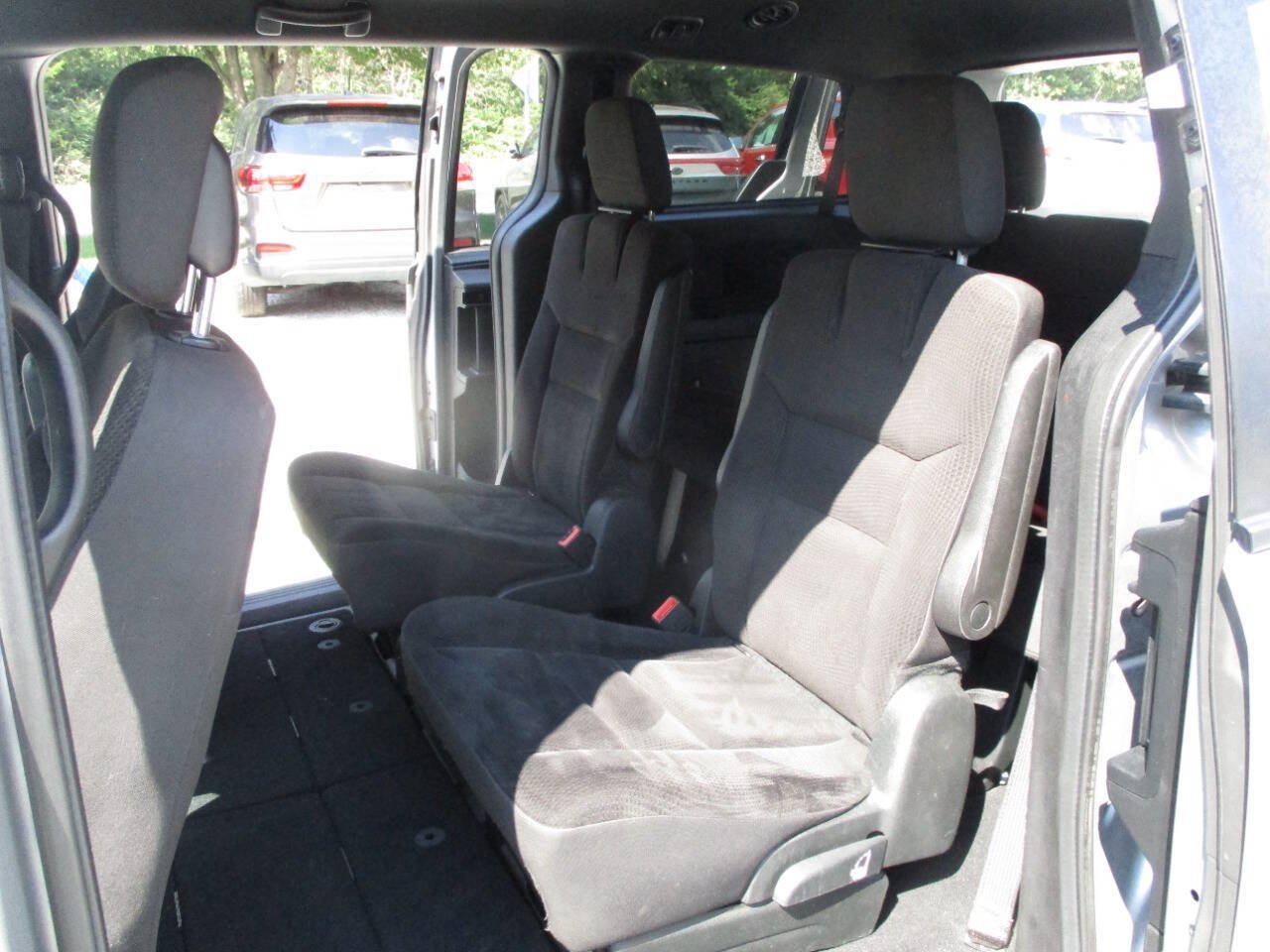 Used 2018 Dodge Grand Caravan SE FWD image 28