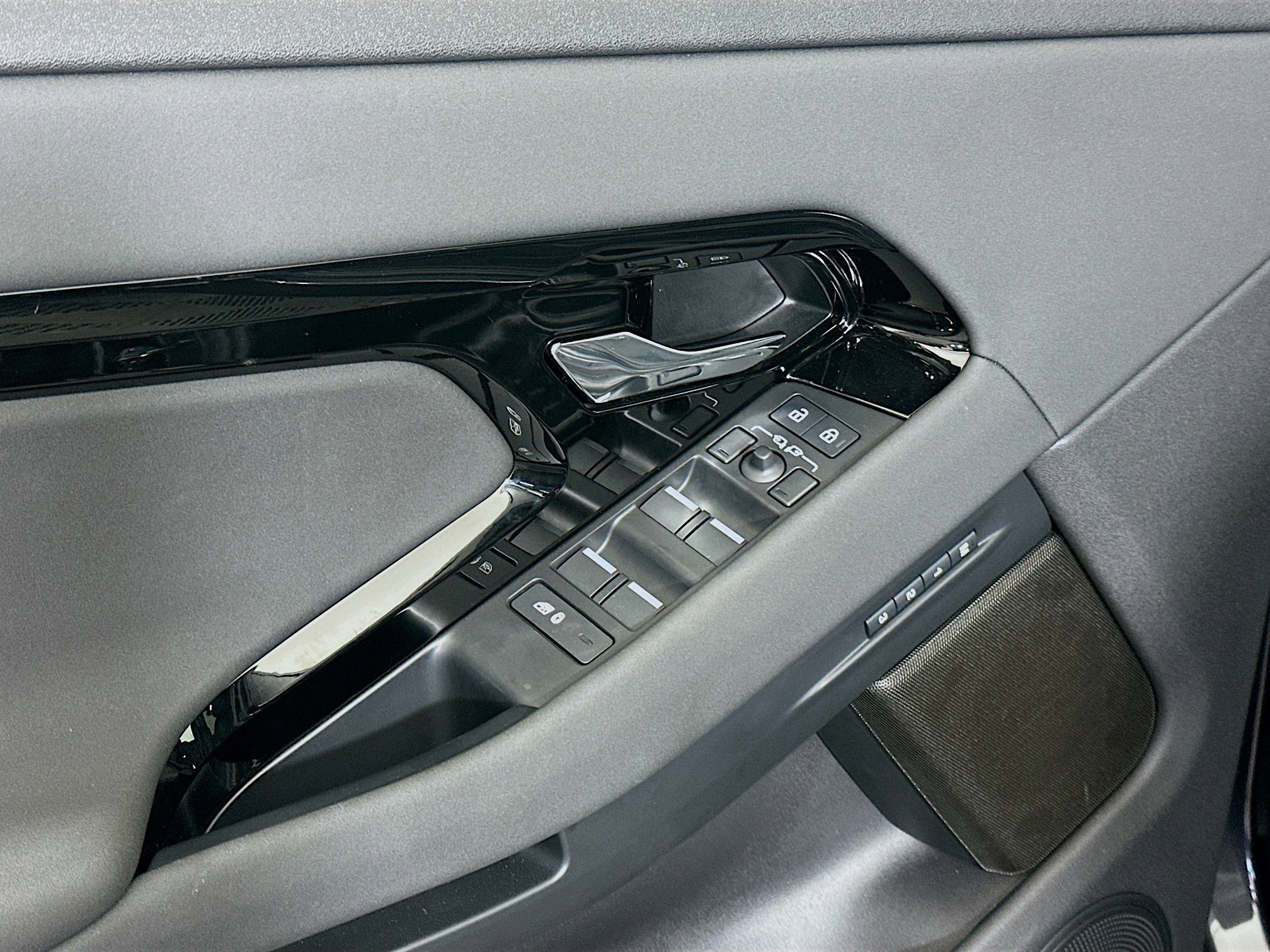 Used 2024 Land Rover Range Rover Evoque S image 15