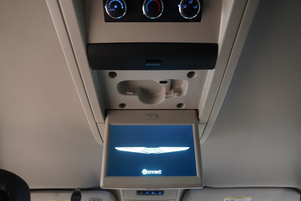 Used 2014 Chrysler Town & Country Touring-L FWD image 29