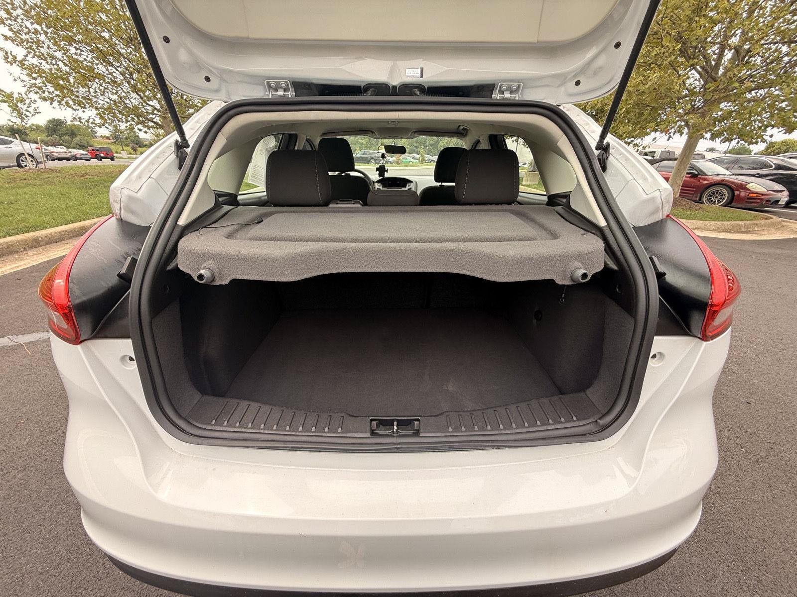 Used 2016 Ford Focus SE w/ SE Power Seat Package FWD image 18