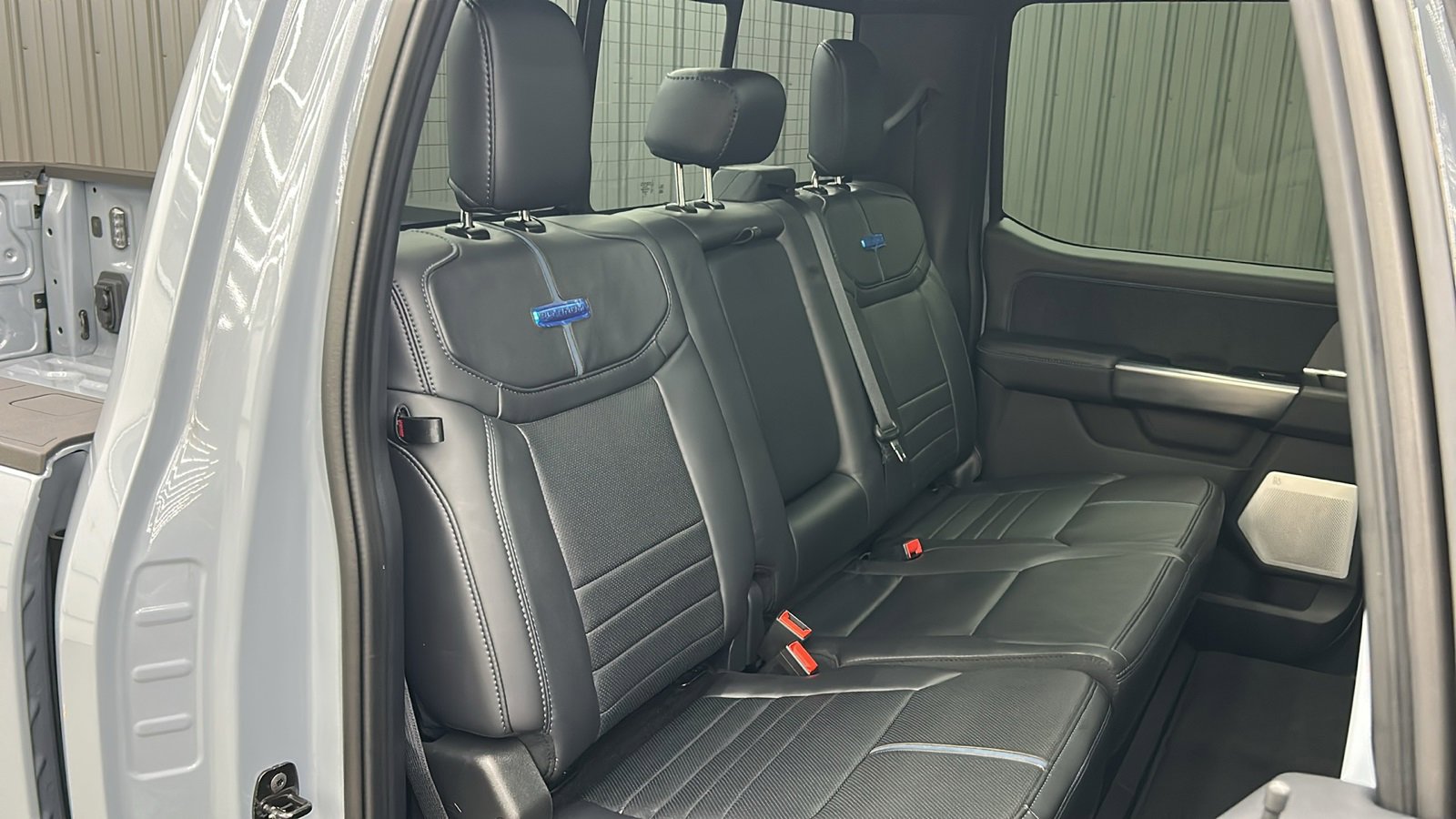 Used 2025 Ford F450 Platinum w/ FX4 Off-Road Package image 43