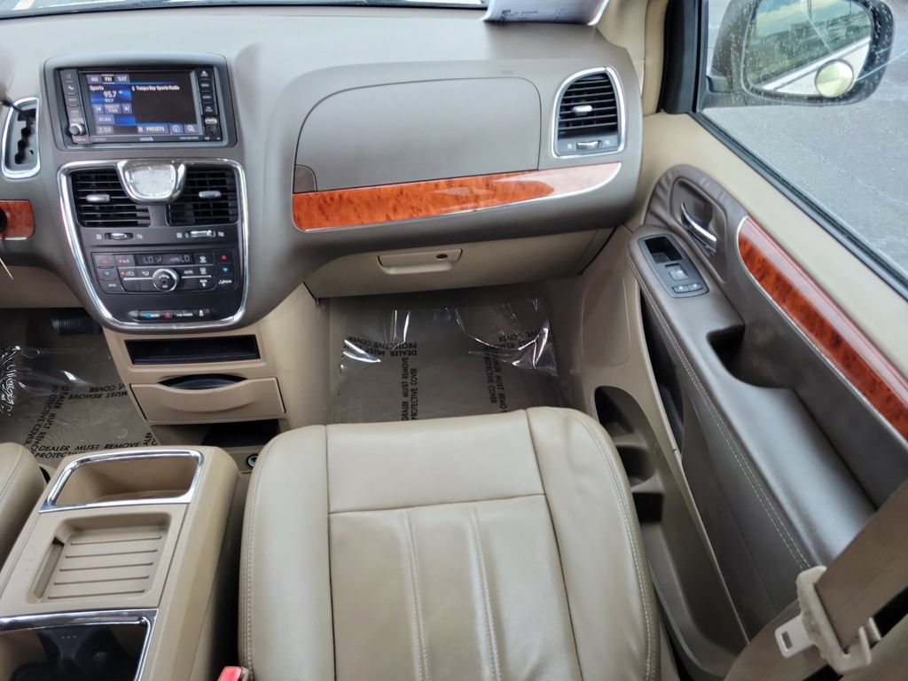 Used 2014 Chrysler Town & Country Touring FWD image 14