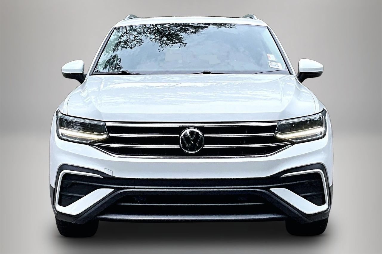 Used 2024 Volkswagen Tiguan SE w/ Panoramic Sunroof Package AWD/4WD image 3