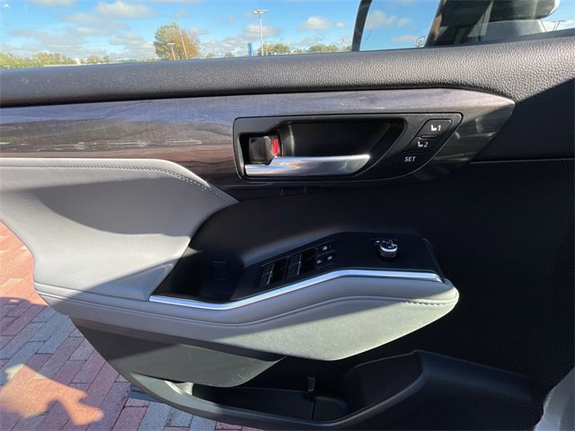 Used 2023 Toyota Highlander Limited image 11