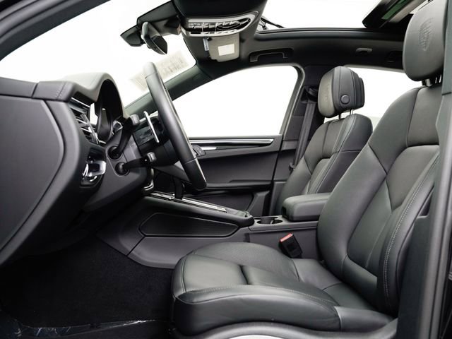 Certified 2025 Porsche Macan AWD/4WD image 11