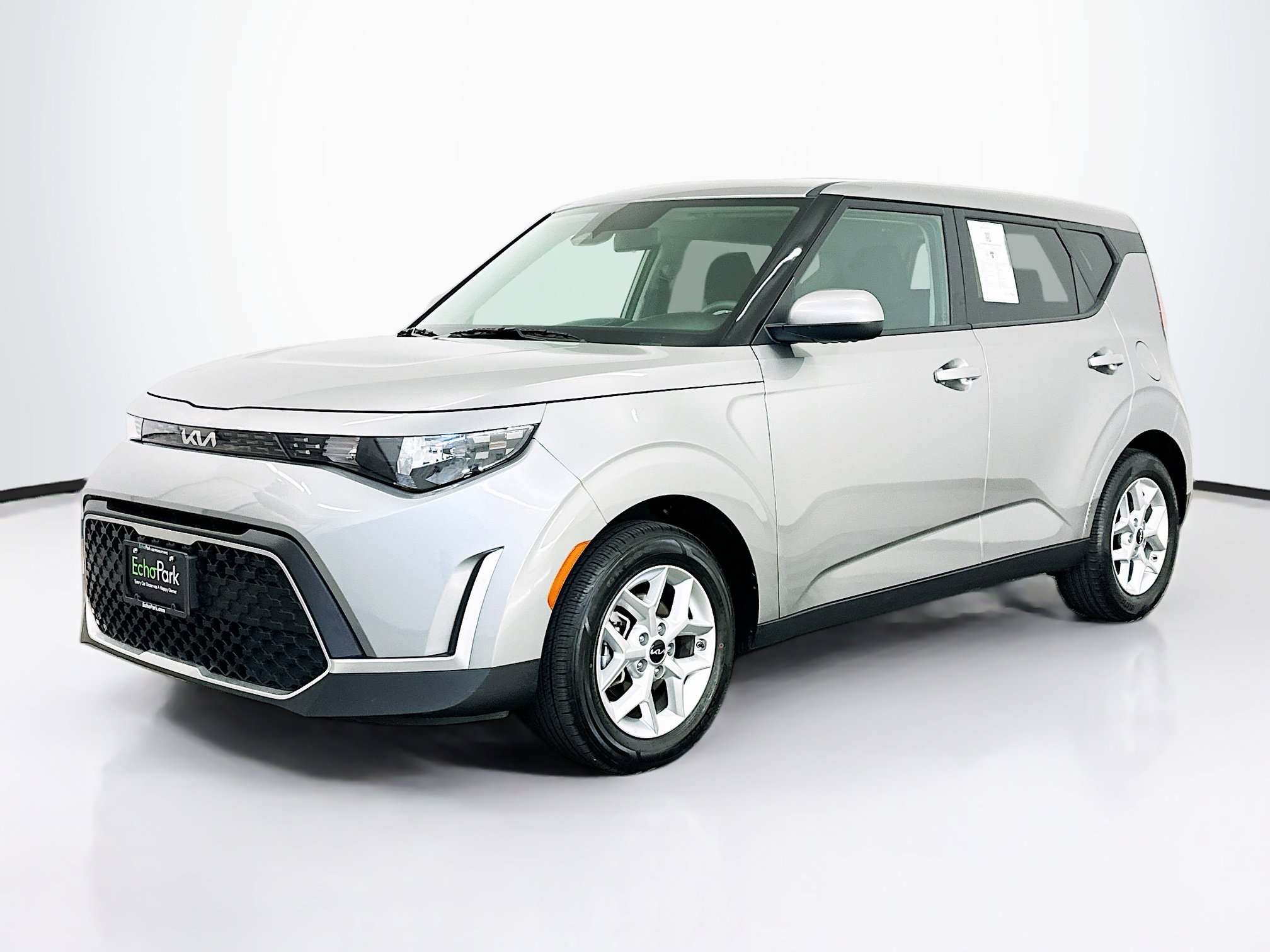 Used 2025 Kia Soul LX w/ LX Technology Package FWD image 3