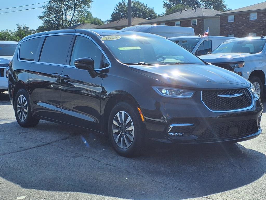 Used 2024 Chrysler Pacifica Select