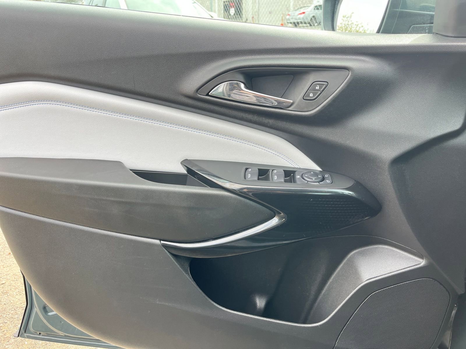 Used 2025 Chevrolet Trax LT w/ LT Convenience Package image 18