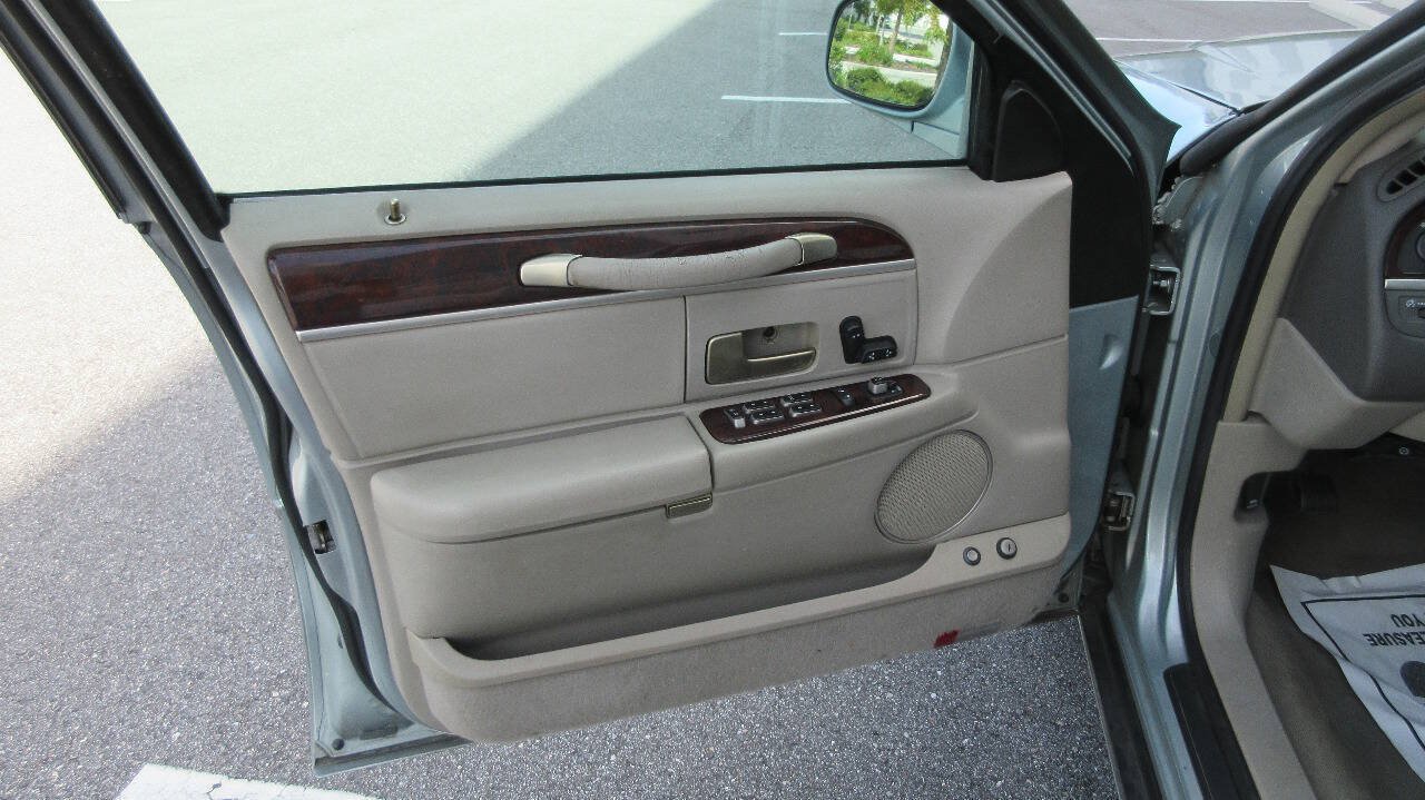 Used 2007 Lincoln Town Car Signature RWD image 12