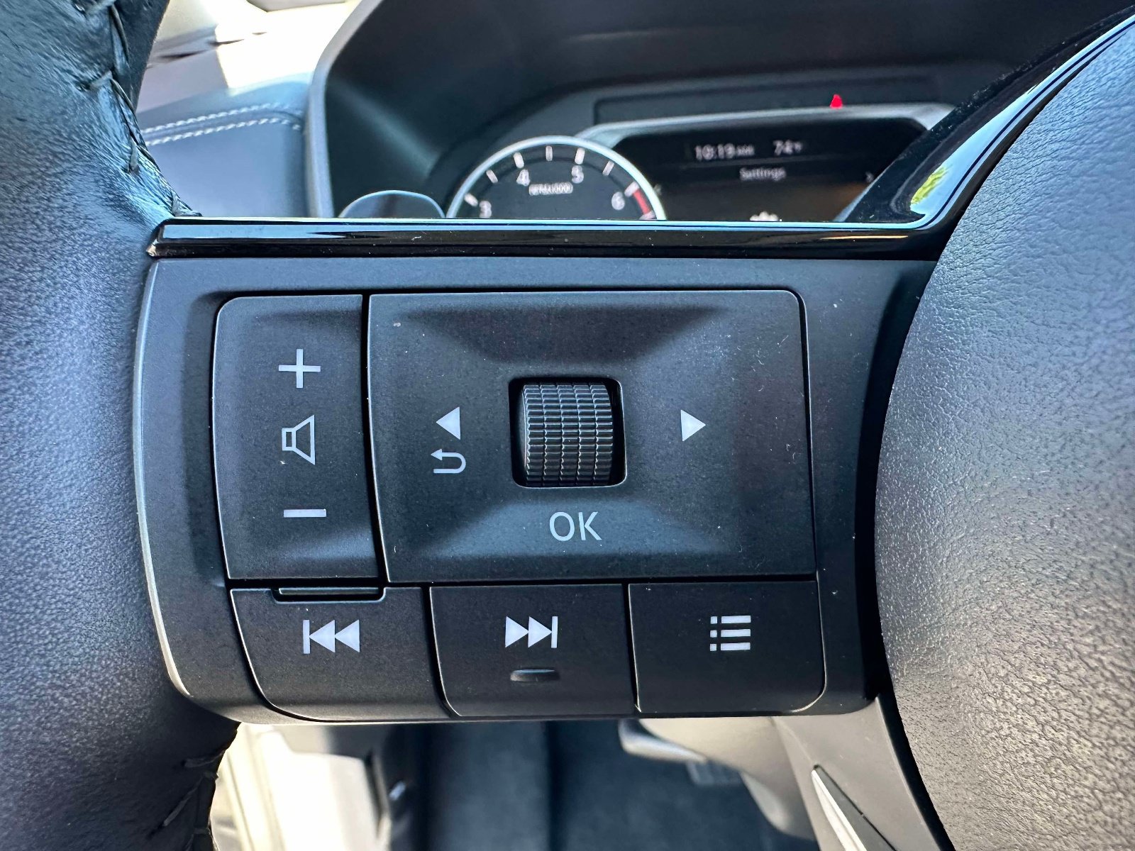 Used 2023 Nissan Rogue SL FWD image 17