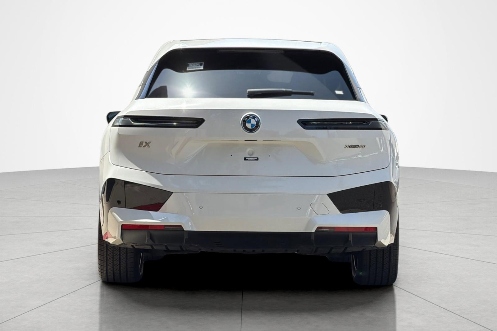 Used 2022 BMW iX xDrive50 w/ Sport Package AWD/4WD image 4