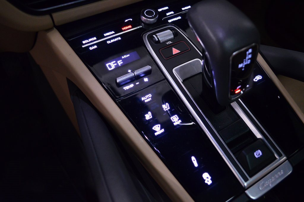 Certified 2023 Porsche Cayenne Platinum Edition image 33