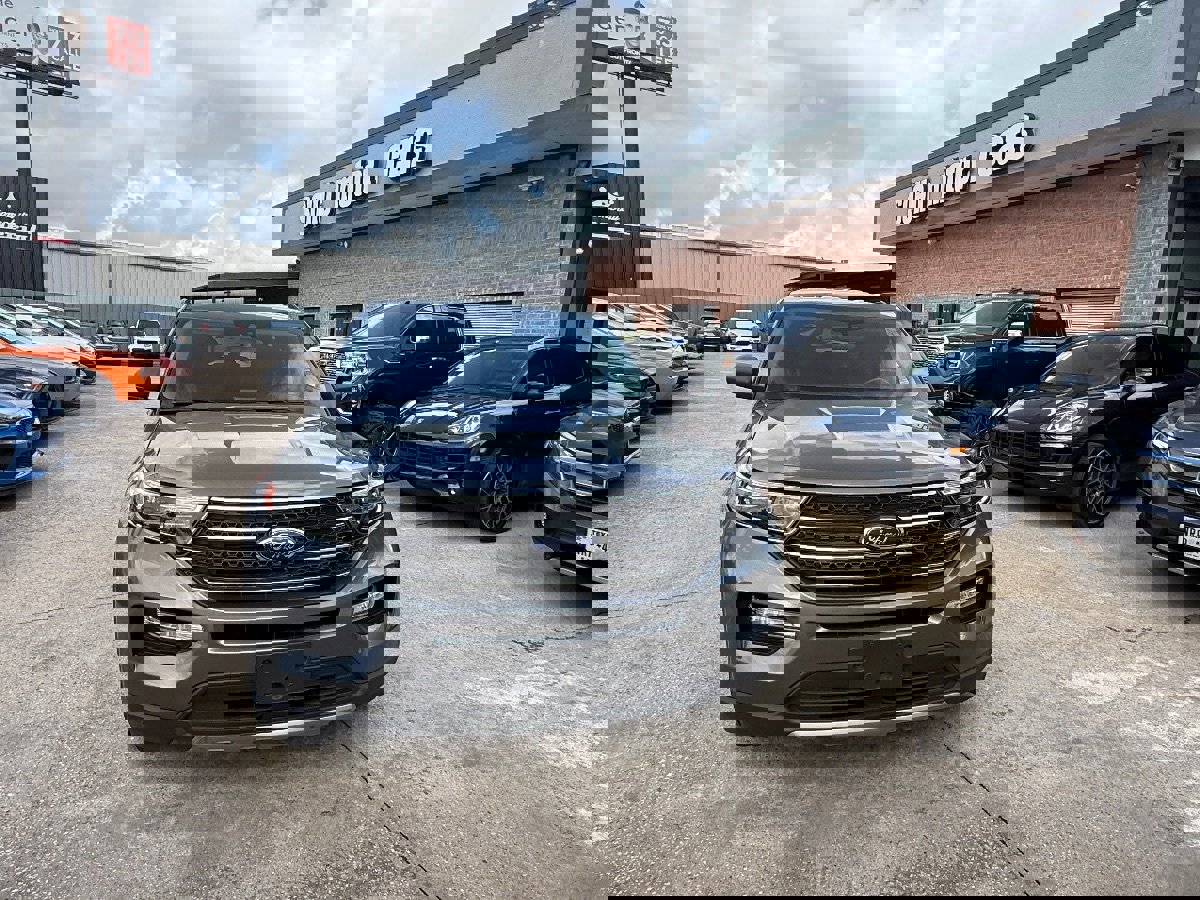 Used 2024 Ford Explorer XLT w/ Equipment Group 202A image 8