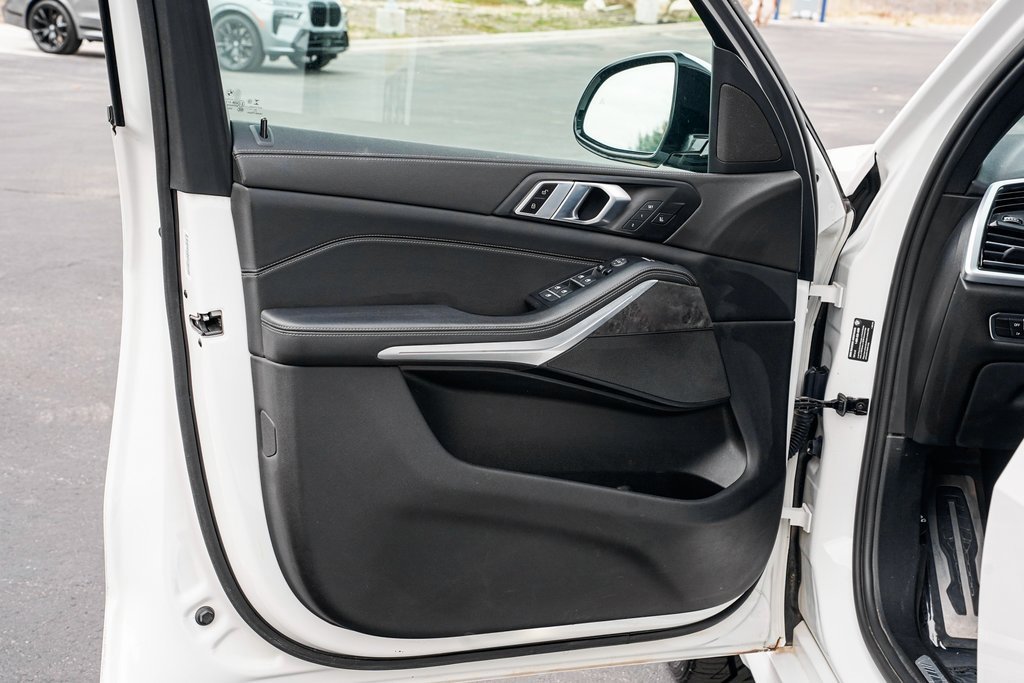 Used 2022 BMW X5 xDrive40i w/ M Sport Package image 9