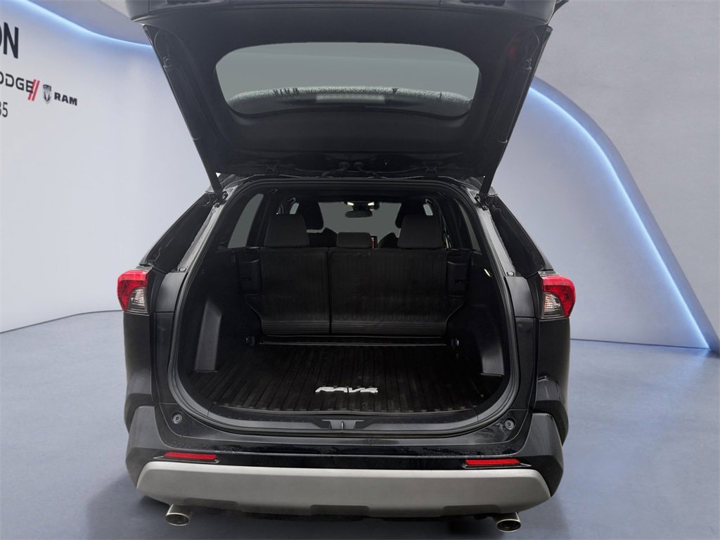 Used 2022 Toyota RAV4 SE image 19