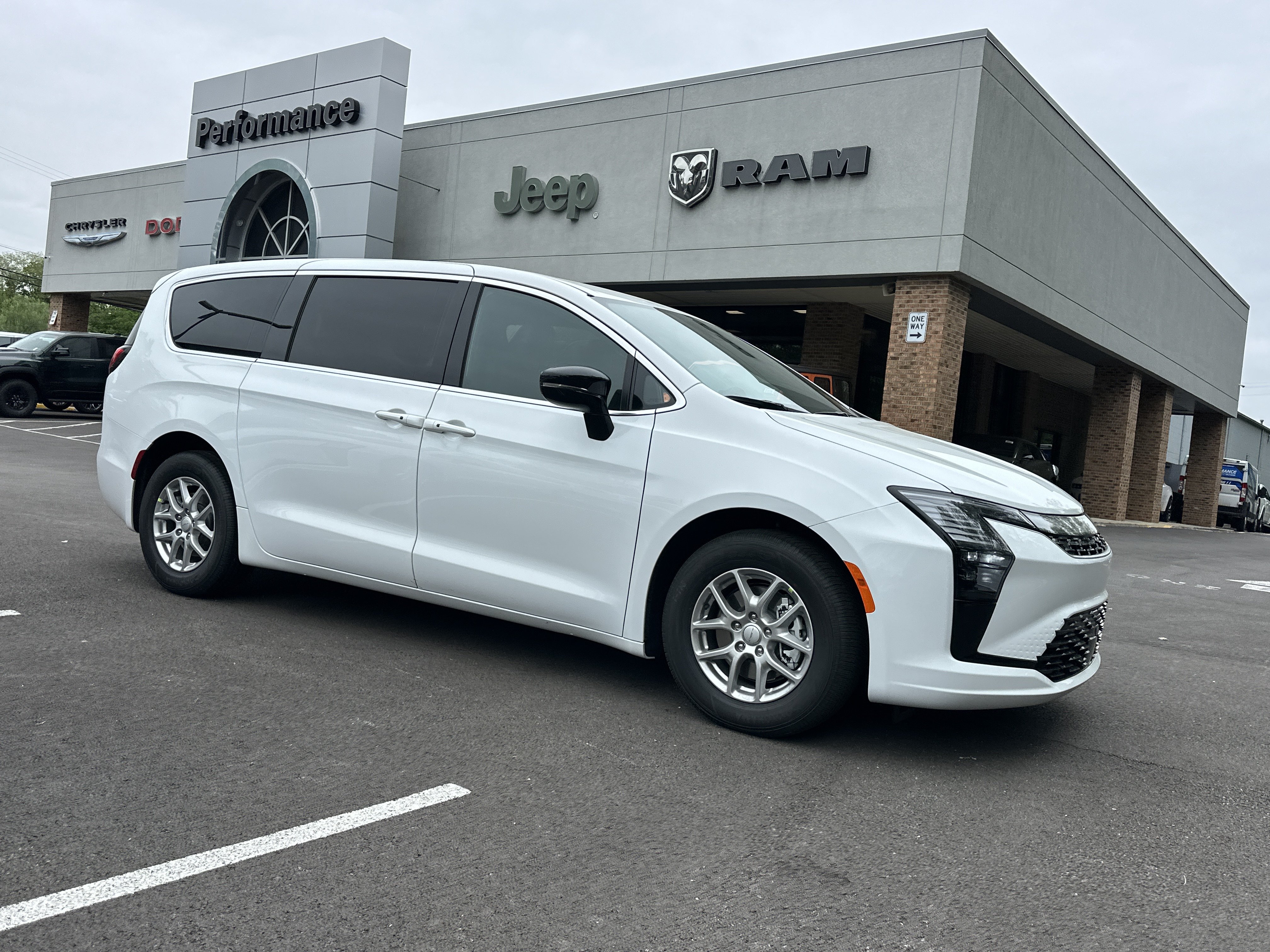 New 2027 Chrysler Pacifica Select FWD image 17