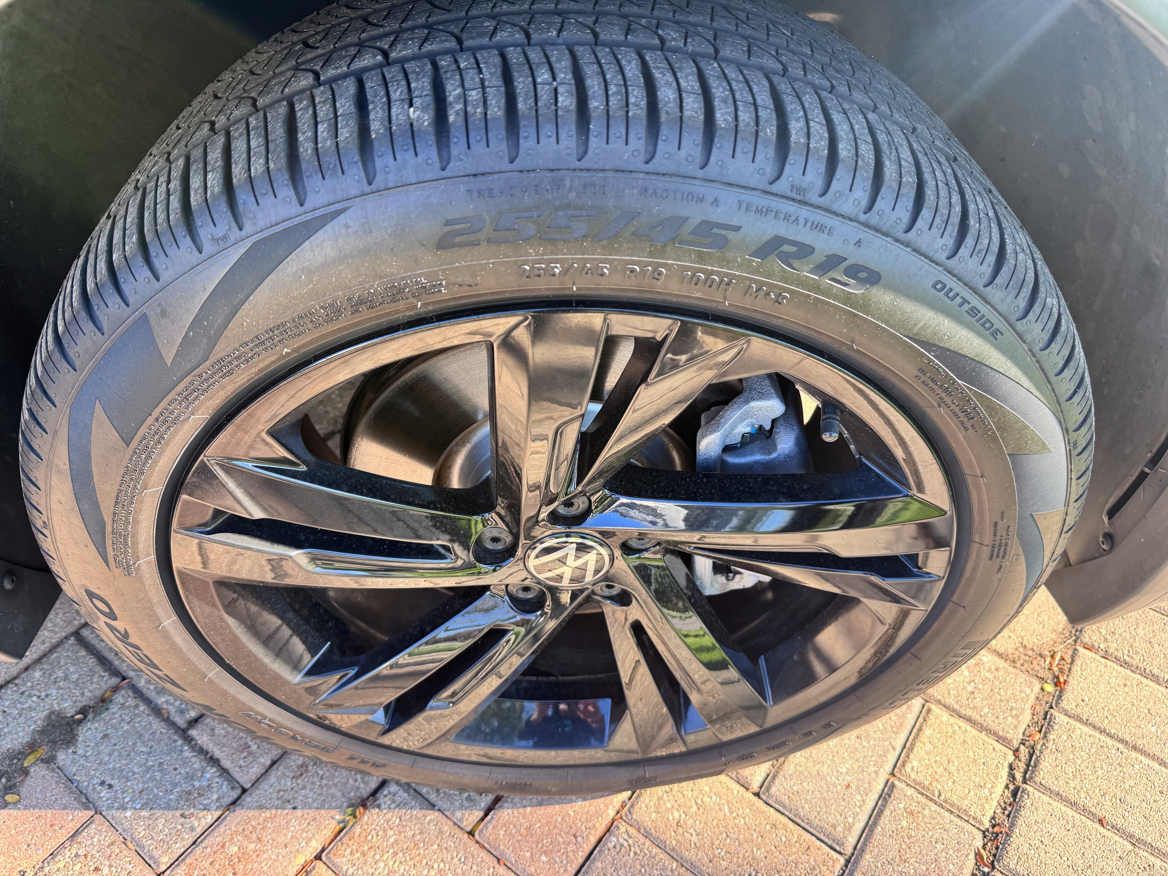 Certified 2023 Volkswagen Tiguan SE R-Line FWD image 16