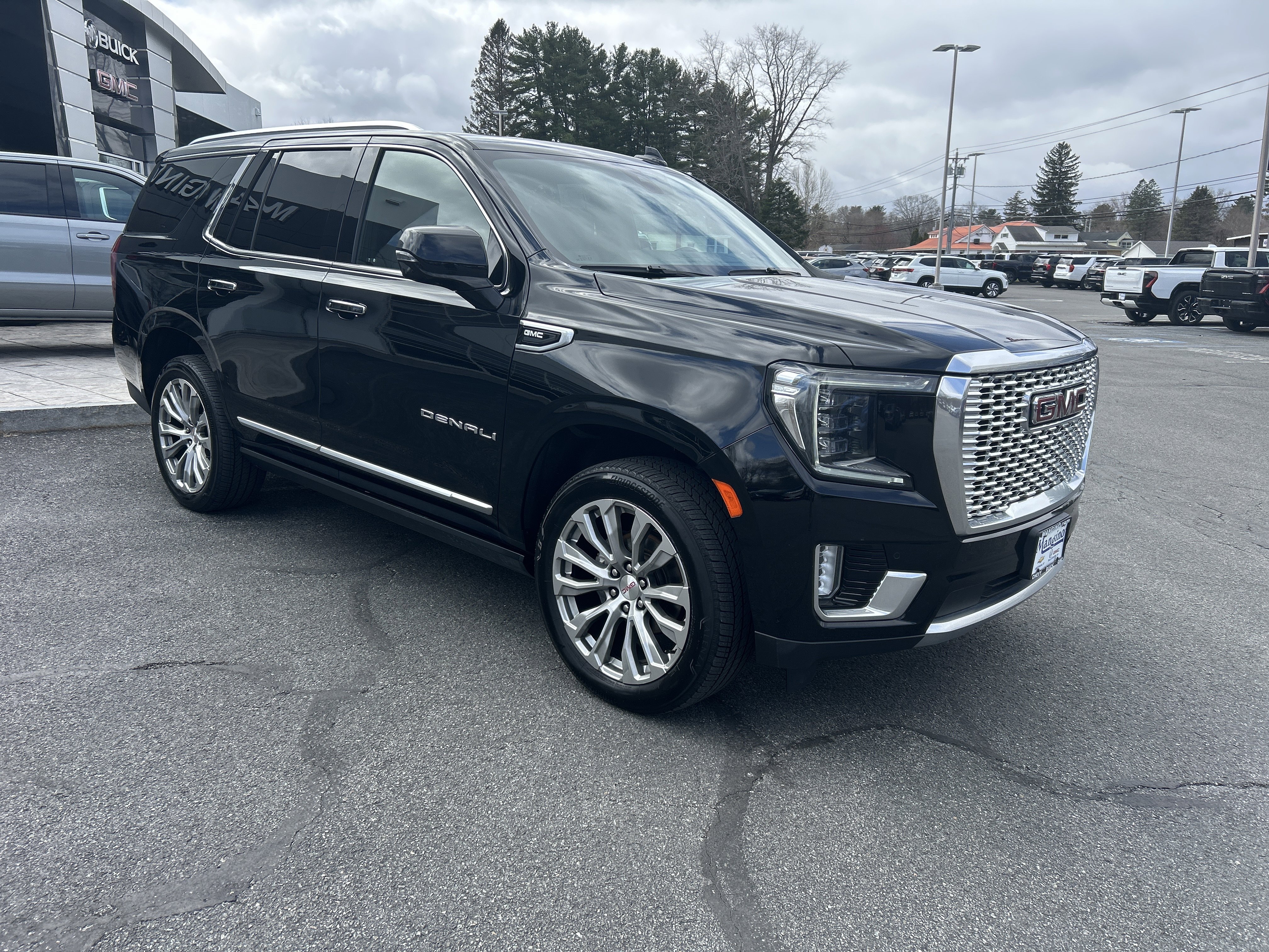 Used 2021 GMC Yukon Denali w/ Denali Premium Package image 13