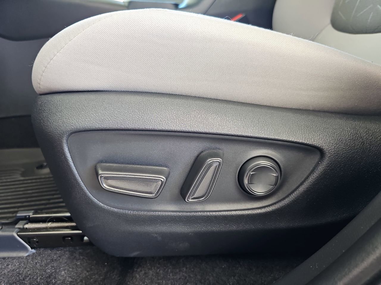 Used 2025 Toyota RAV4 XLE w/ Weather Package image 33