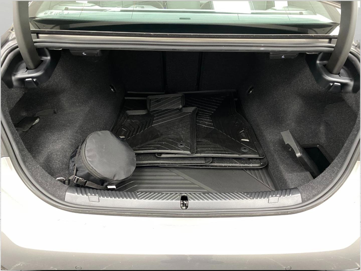 Certified 2026 BMW 550e xDrive image 5