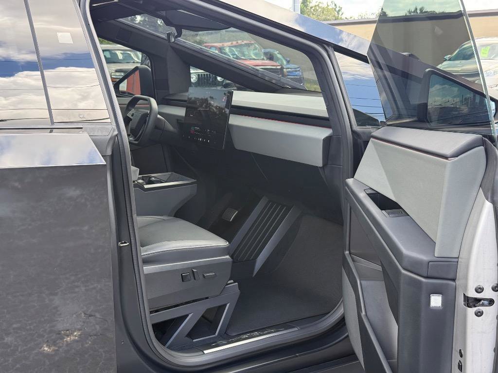 Used 2024 Tesla Cybertruck AWD Crew Cab image 15