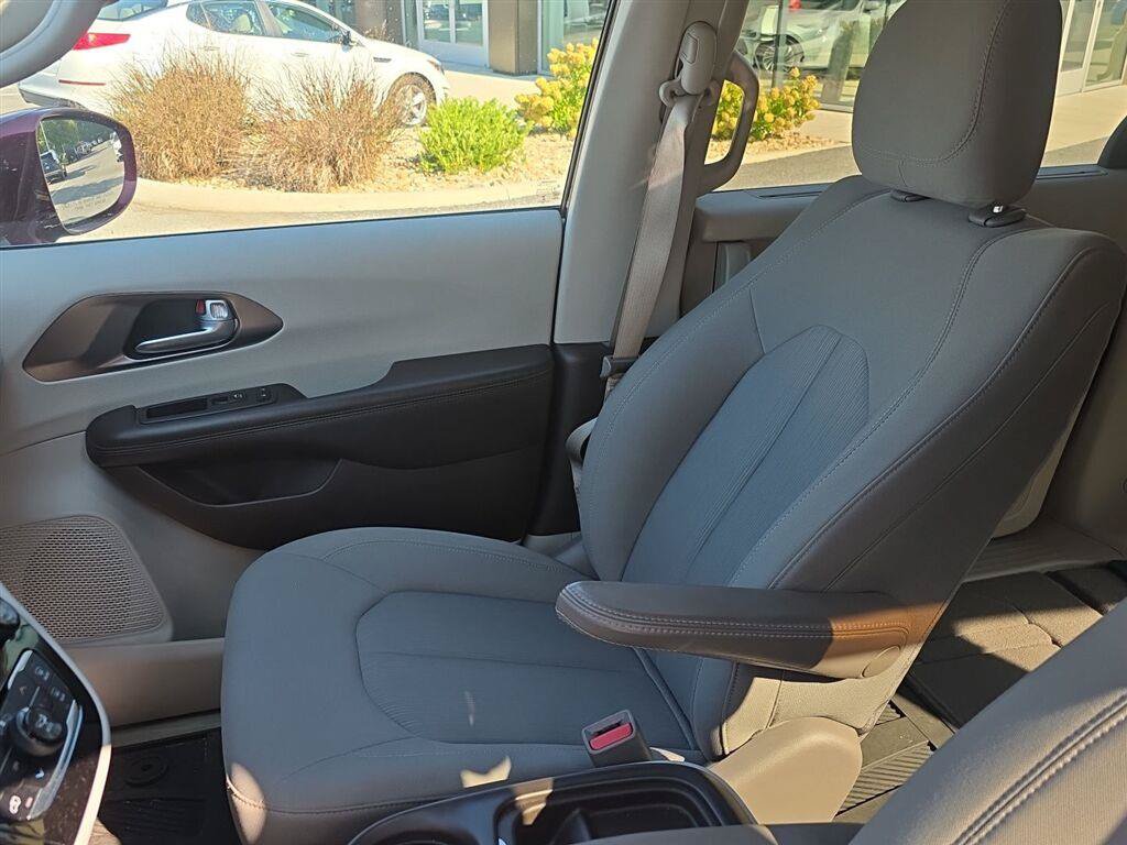 Used 2018 Chrysler Pacifica Touring Plus FWD image 11