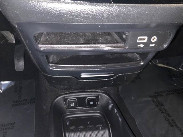Used 2019 Chrysler Pacifica Limited w/ Tire & Wheel Group FWD image 19