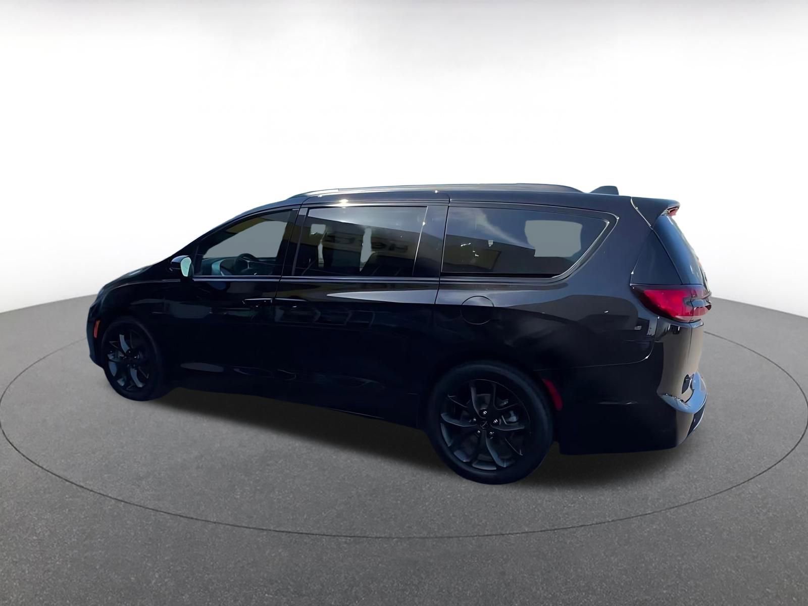 Used 2025 Chrysler Pacifica Limited image 10