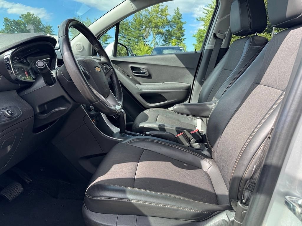 Used 2019 Chevrolet Trax LT w/ LT Convenience Package AWD/4WD image 14