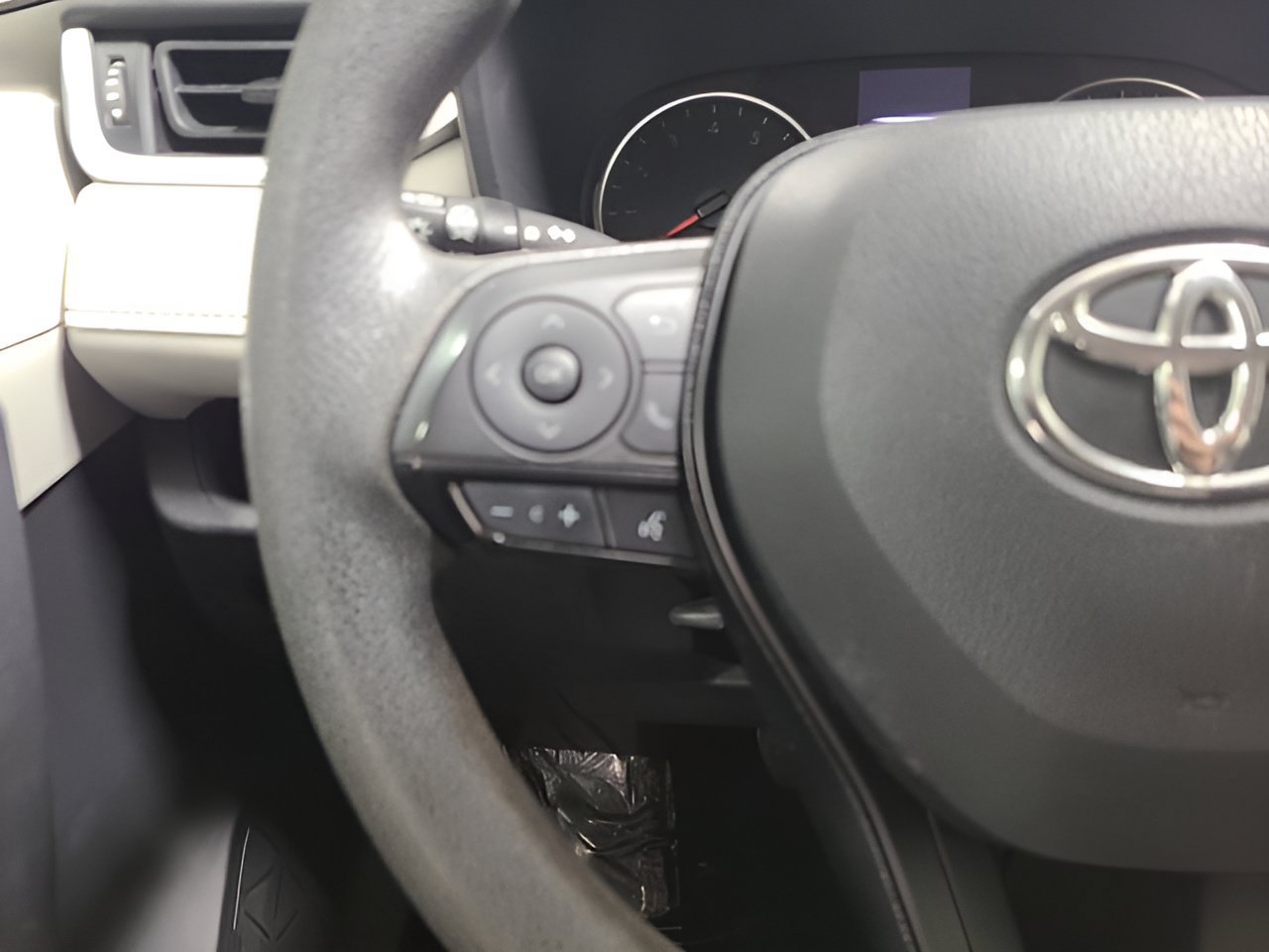 Used 2021 Toyota RAV4 XLE AWD/4WD image 24