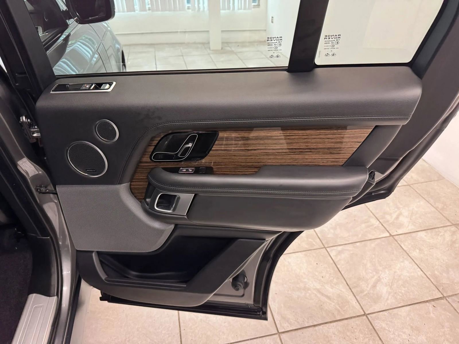 Used 2019 Land Rover Range Rover HSE image 19