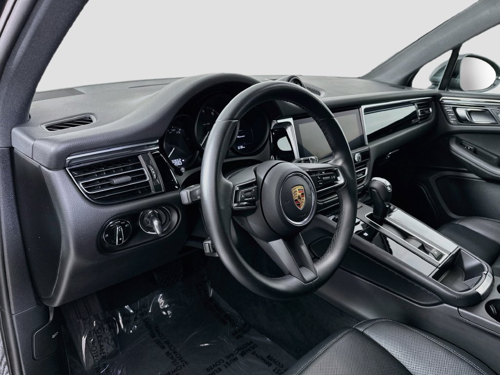 Certified 2024 Porsche Macan AWD/4WD image 4